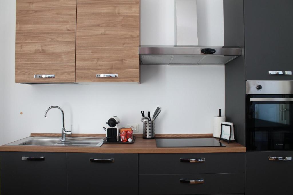 A kitchen or kitchenette at M&M Apartment