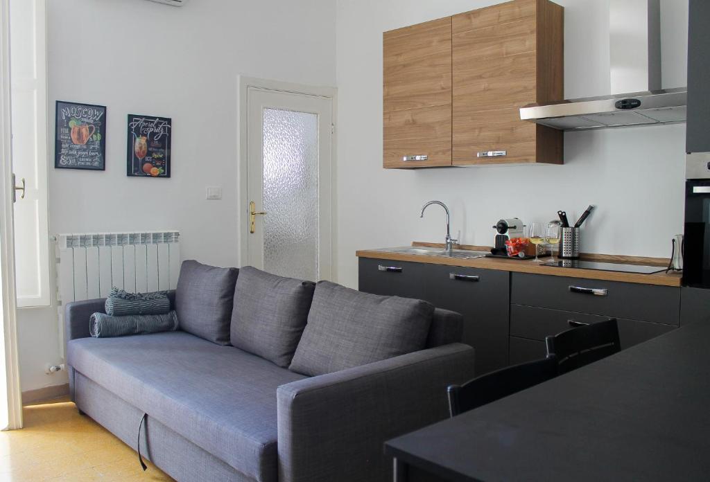 A kitchen or kitchenette at M&M Apartment