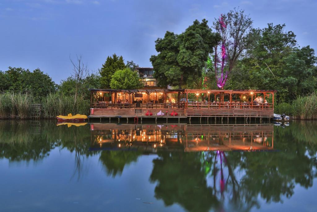 un restaurante en un barco en el agua por la noche en Ağva Mints Hotel Adult Only, en Agva