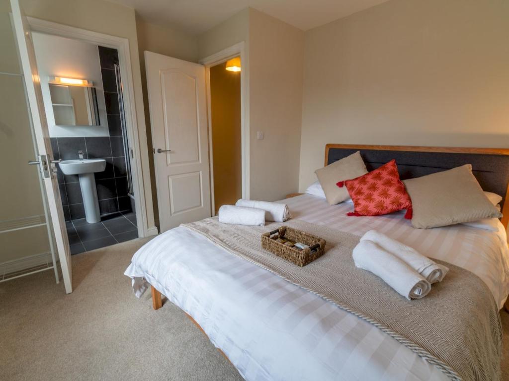 Tempat tidur dalam kamar di Pass the Keys Beautiful Nottingham home with Private Driveway