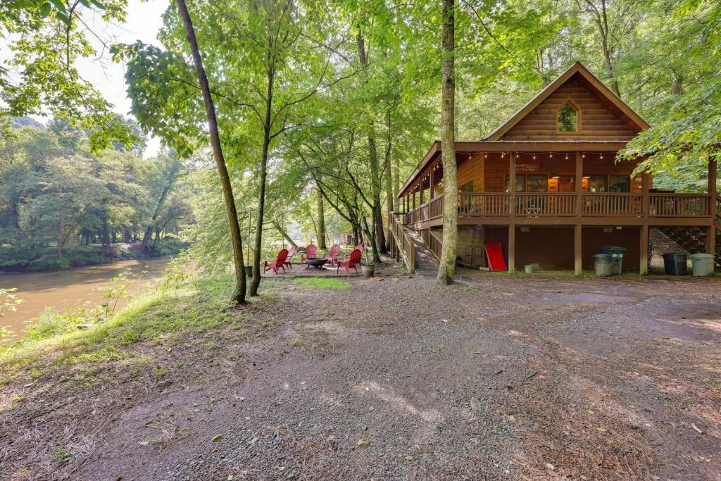 Riverfront Ellijay Cabin with Deck and Pool Access!, Ellijay (updated