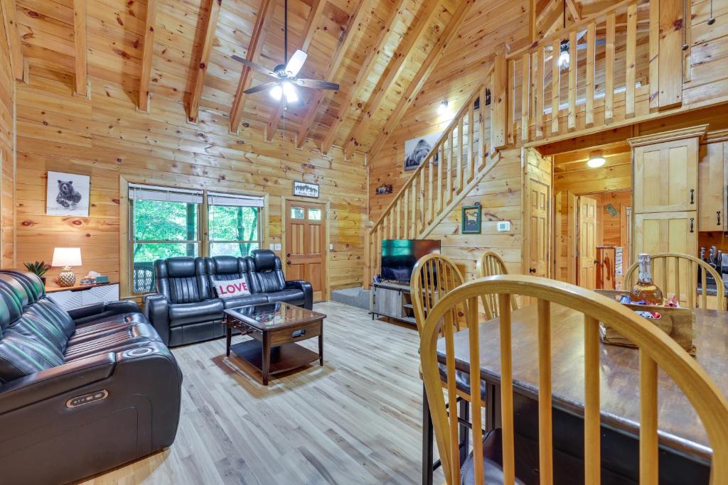 Posezení v ubytování Riverfront Ellijay Cabin with Deck and Pool Access!