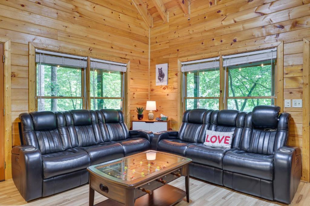 Posezení v ubytování Riverfront Ellijay Cabin with Deck and Pool Access!