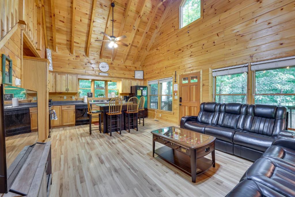 Posezení v ubytování Riverfront Ellijay Cabin with Deck and Pool Access!