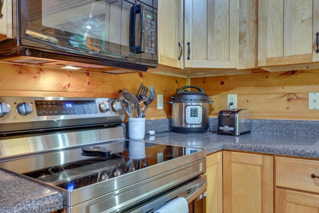 Kuchyň nebo kuchyňský kout v ubytování Riverfront Ellijay Cabin with Deck and Pool Access!