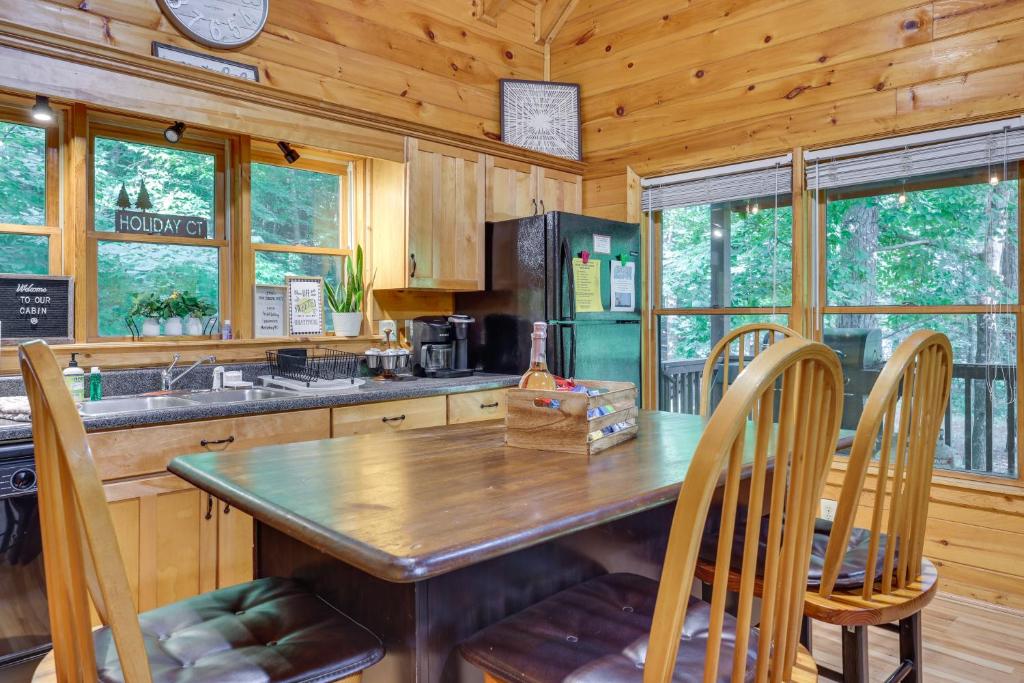 Kuchyň nebo kuchyňský kout v ubytování Riverfront Ellijay Cabin with Deck and Pool Access!