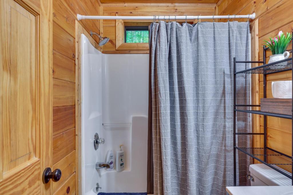 Koupelna v ubytování Riverfront Ellijay Cabin with Deck and Pool Access!