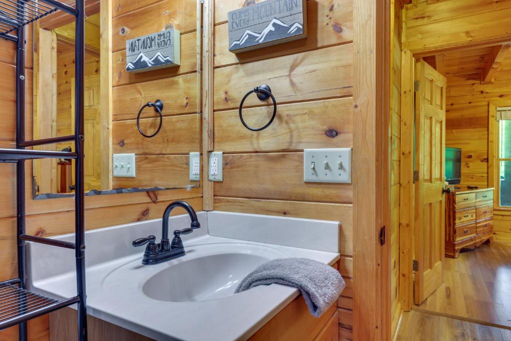 Koupelna v ubytování Riverfront Ellijay Cabin with Deck and Pool Access!