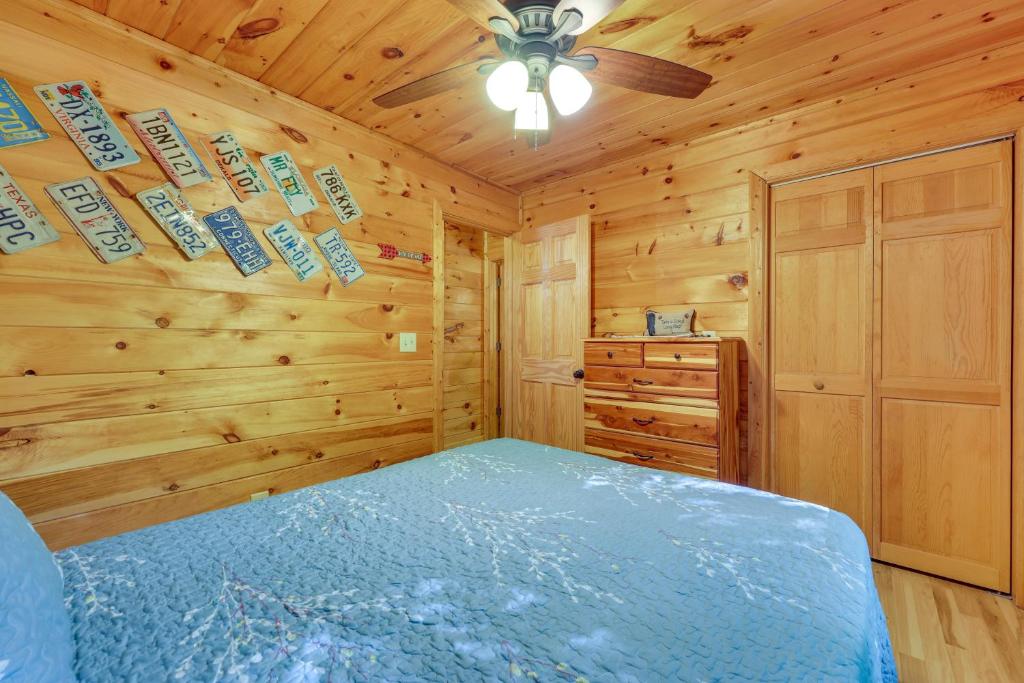 Postel nebo postele na pokoji v ubytování Riverfront Ellijay Cabin with Deck and Pool Access!