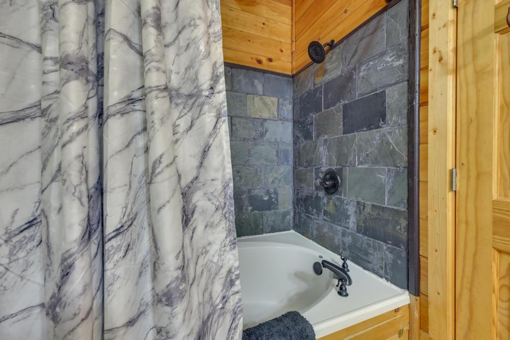 Koupelna v ubytování Riverfront Ellijay Cabin with Deck and Pool Access!