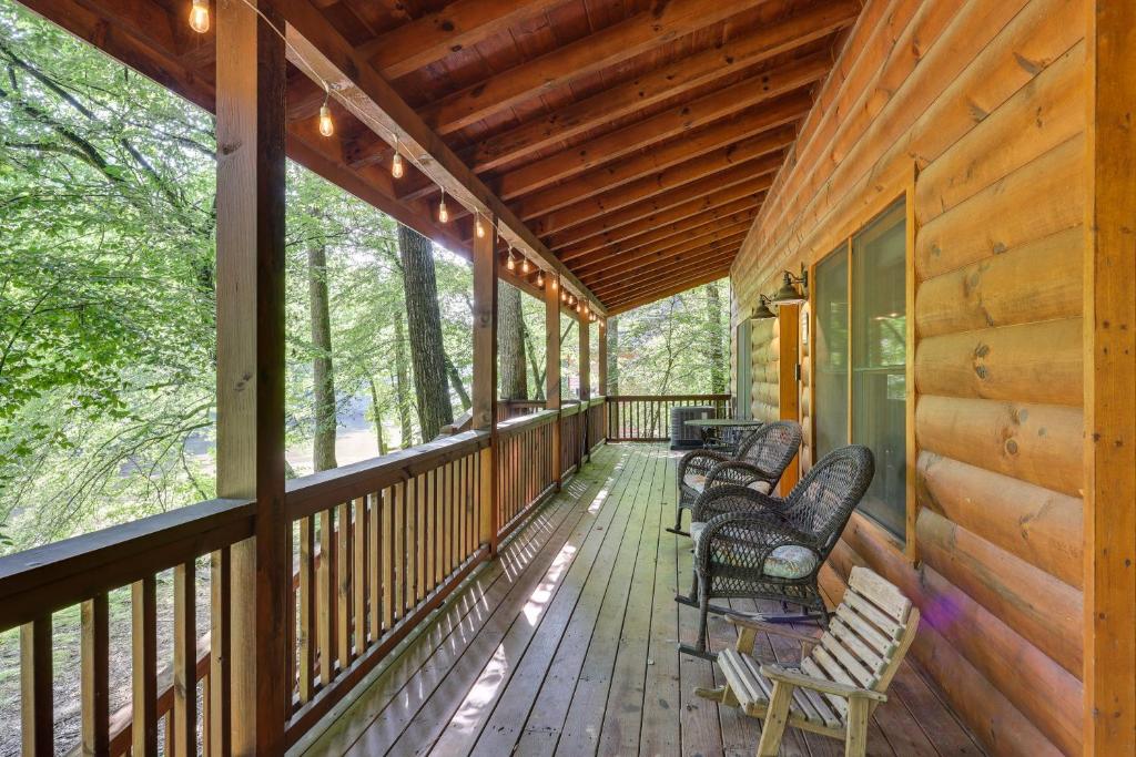 Balkón nebo terasa v ubytování Riverfront Ellijay Cabin with Deck and Pool Access!