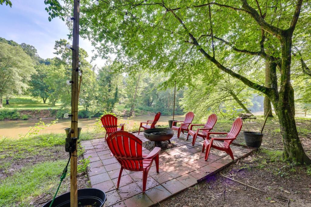 Zahrada ubytování Riverfront Ellijay Cabin with Deck and Pool Access!