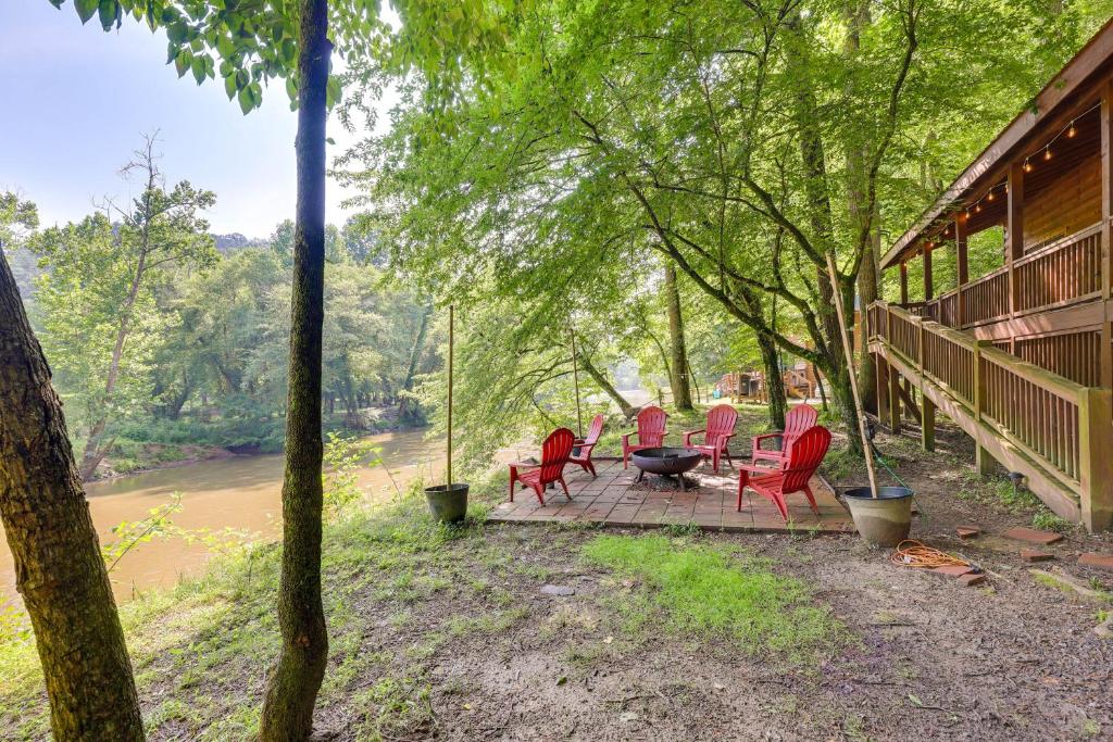 Zahrada ubytování Riverfront Ellijay Cabin with Deck and Pool Access!