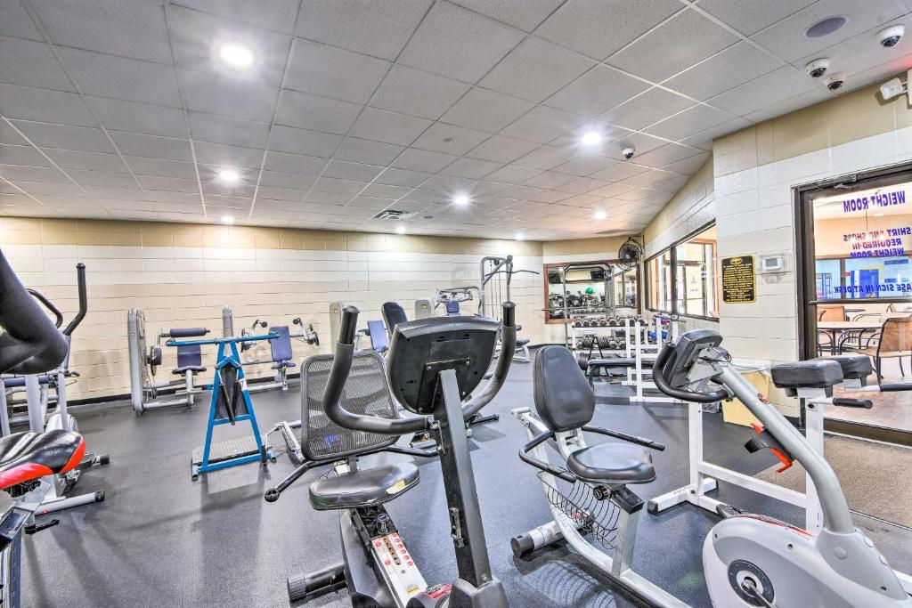 Fitness centrum a/nebo fitness zařízení v ubytování Riverfront Ellijay Cabin with Deck and Pool Access!