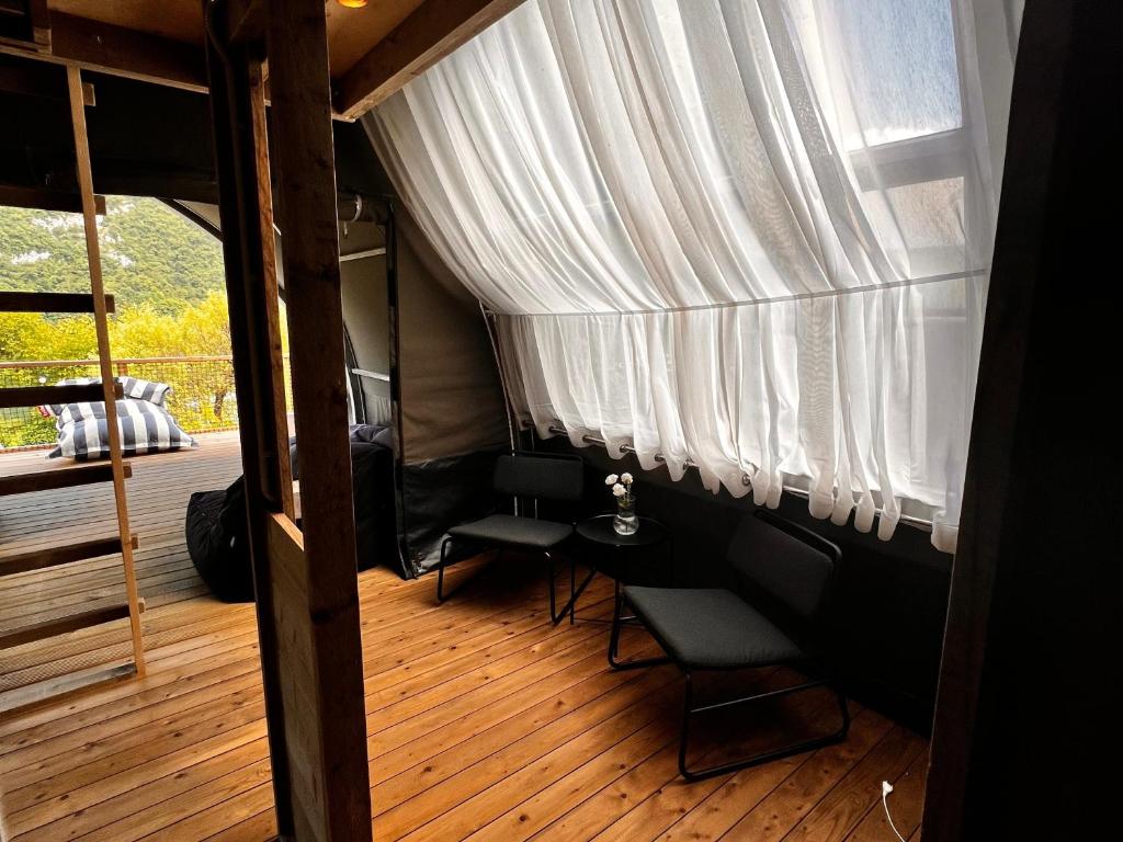 Posezení v ubytování Lodge Holidays - Camping Gajole