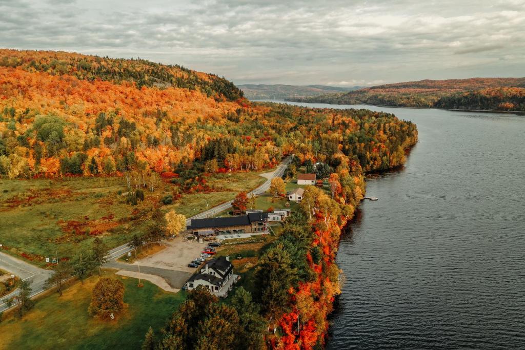 uma vista aérea de um rio com folhagem de Outono em Le 2800 du Parc em Shawinigan