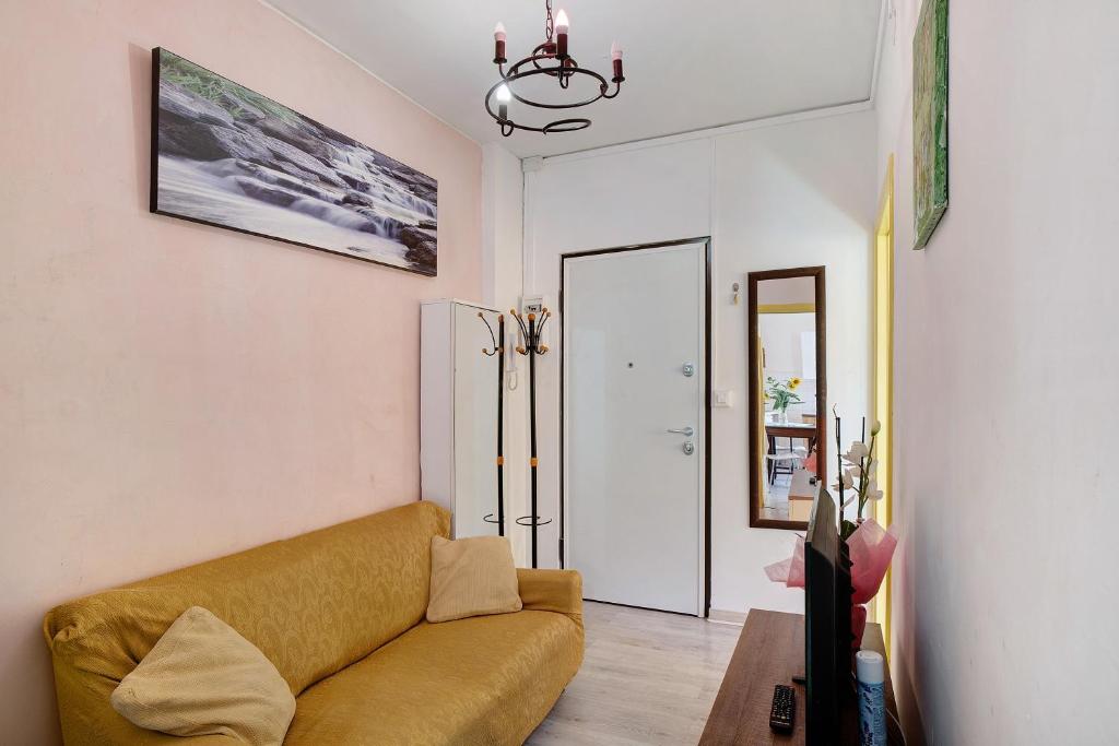 salon z kanapą i lustrem w obiekcie Rosina's house w mieście Ventimiglia