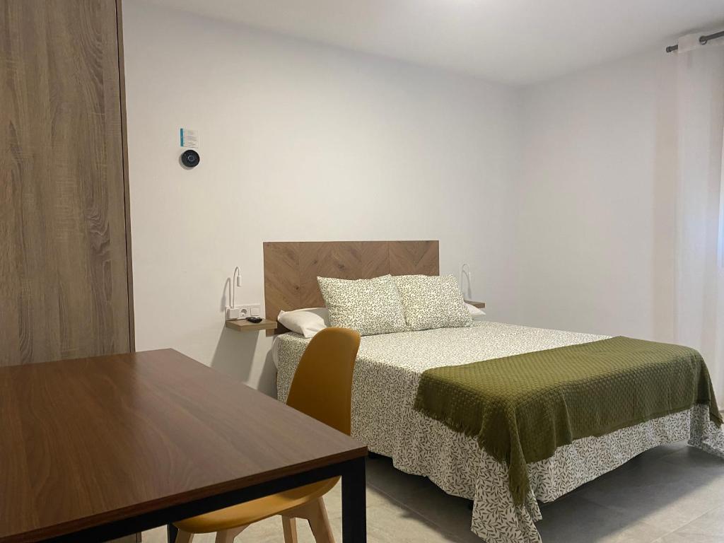Postel nebo postele na pokoji v ubytování Suites Benalup Centro