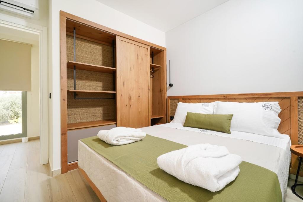 Postel nebo postele na pokoji v ubytování Azzure Luxury Suites