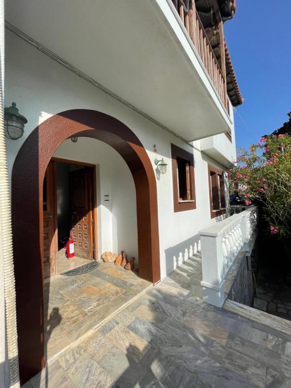 una entrada a un edificio con un arco en Villa Apostolis Studios, en Skopelos Town