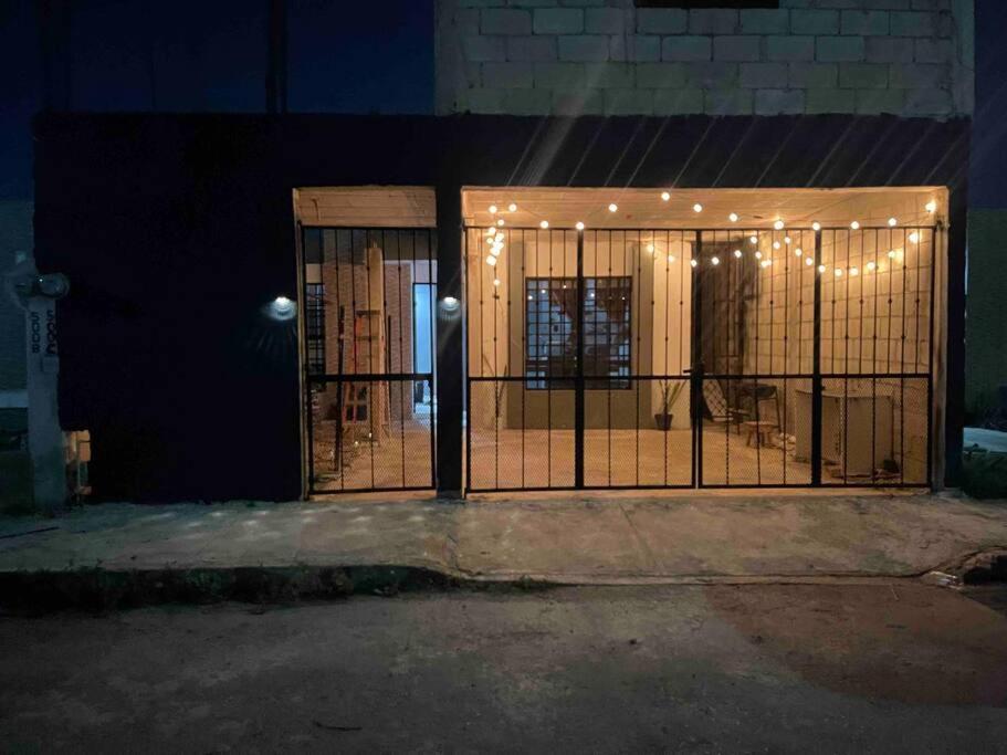 Una puerta de hierro con un perro dentro. en Casa Privada San Pedro, en Kanasín