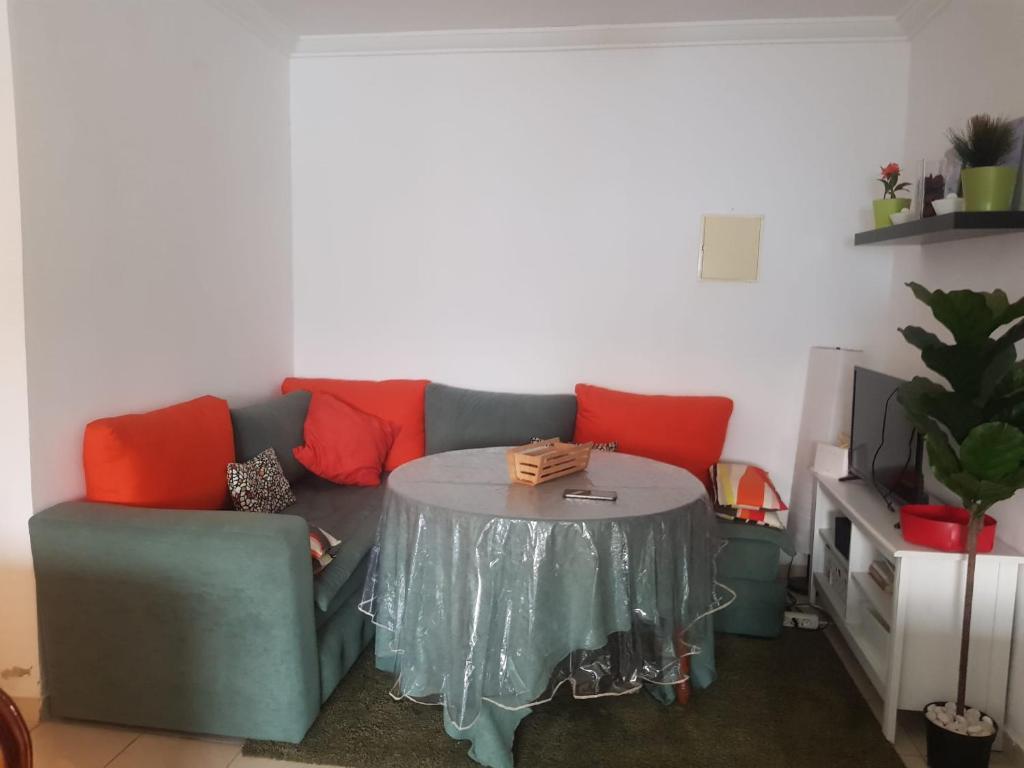 sala de estar con sofá y mesa en Appartement Riad Tanger, en Tánger