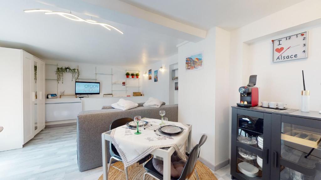 mały salon ze stołem i kanapą w obiekcie Studio avec parking Rue de la Semm w mieście Colmar