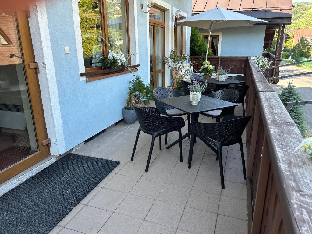 Balkón nebo terasa v ubytování Domcek v strani