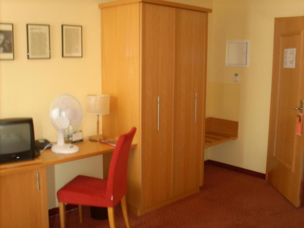 Televiisor ja/või meelelahutuskeskus majutusasutuses Hotel Erbenhof