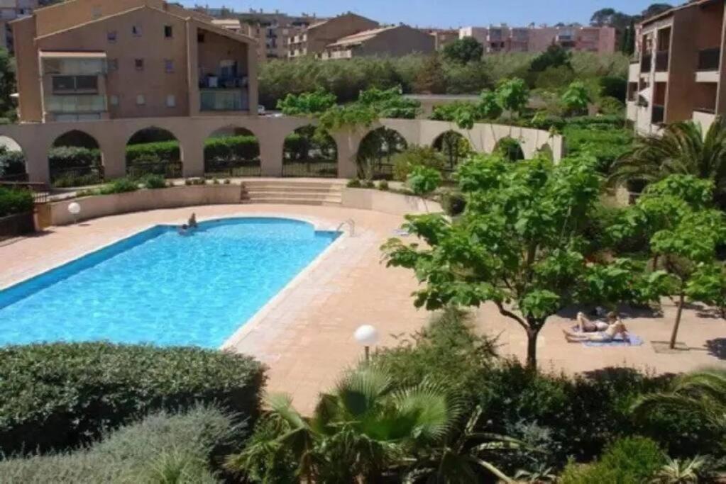 une image d'une piscine dans un bâtiment dans l'établissement Un séjour idéal à deux pas de la mer, à Hyères