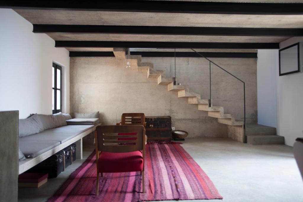 ein Wohnzimmer mit einem Sofa und einer Treppe in der Unterkunft Sisters-Homes Vidovići 9 in Martinšćica