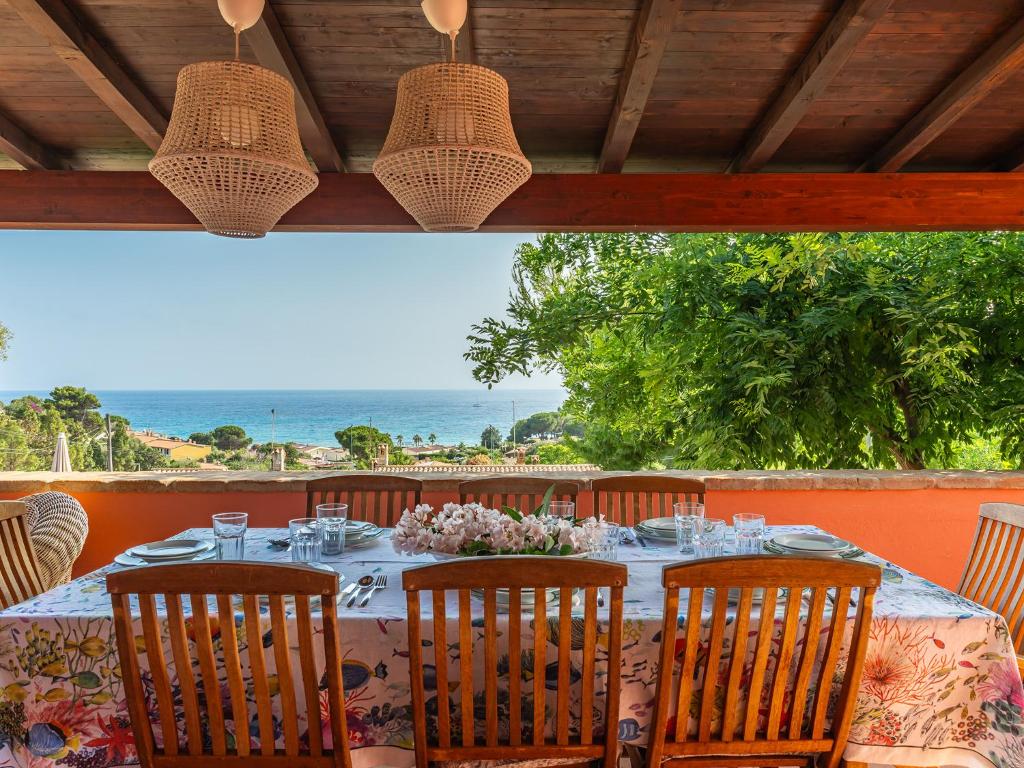 ジェレメアスにあるKala Nostraの海の景色を望むダイニングテーブル