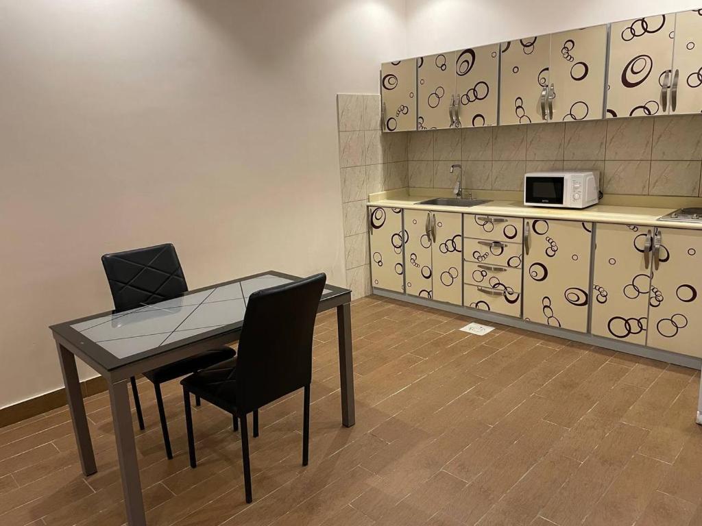 A kitchen or kitchenette at شهد الثانية للشقق المخدومة