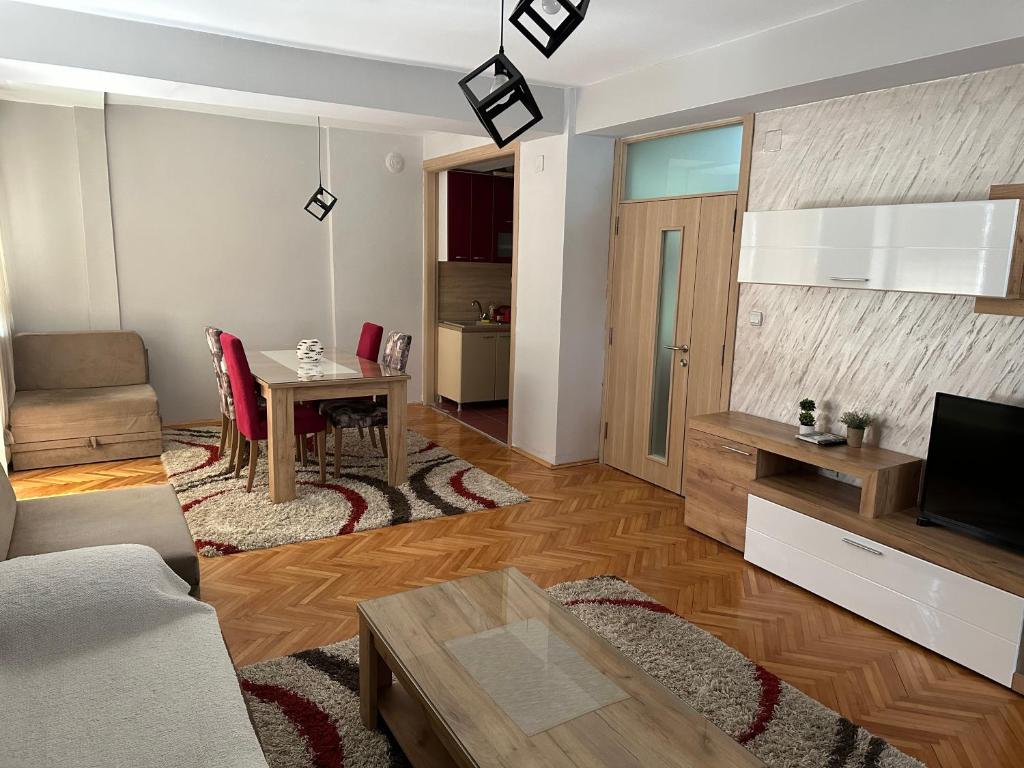 - un salon avec un canapé et une table avec une télévision dans l'établissement Dada Lux, à Kumanovo
