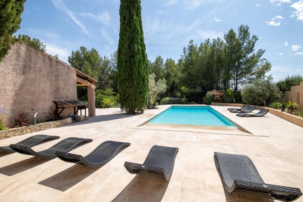 - une piscine avec chaises longues et piscine dans l'établissement Villa de charme en campagne avec piscine privée et nature luxuriante, au Beausset
