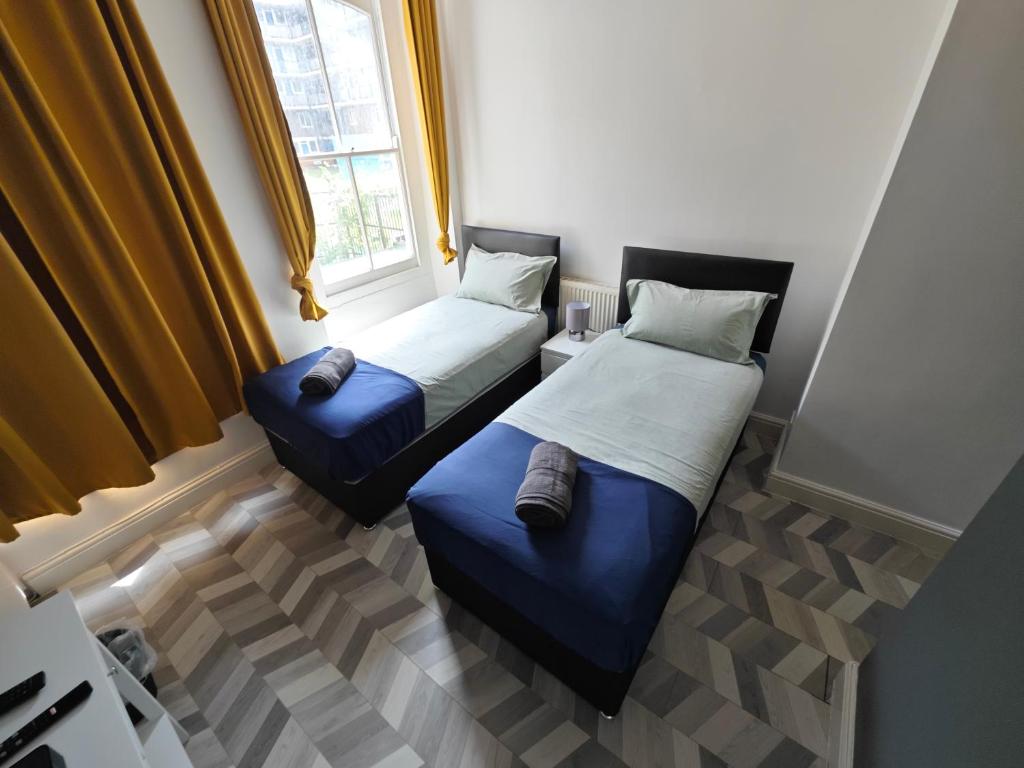 Säng eller sängar i ett rum på 2 bedroom 2 bathroom apartment in Old St - Shoreditch - Zone 1