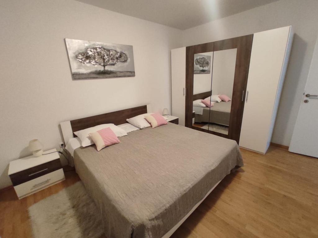 Postel nebo postele na pokoji v ubytování Apartmani Dominik