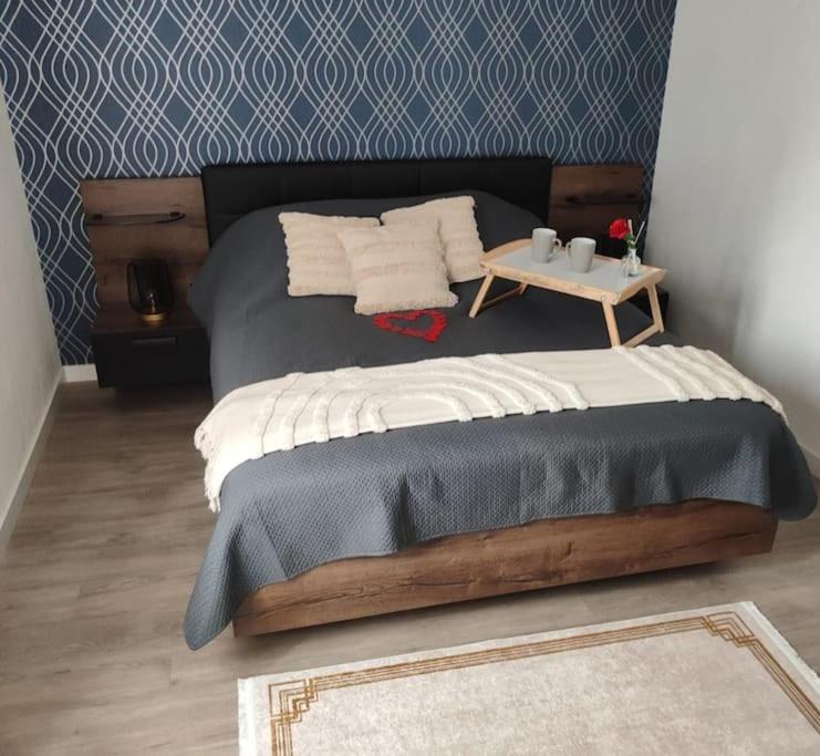 een slaapkamer met een bed met een tafel erop bij chazi and cosy in Toulouse