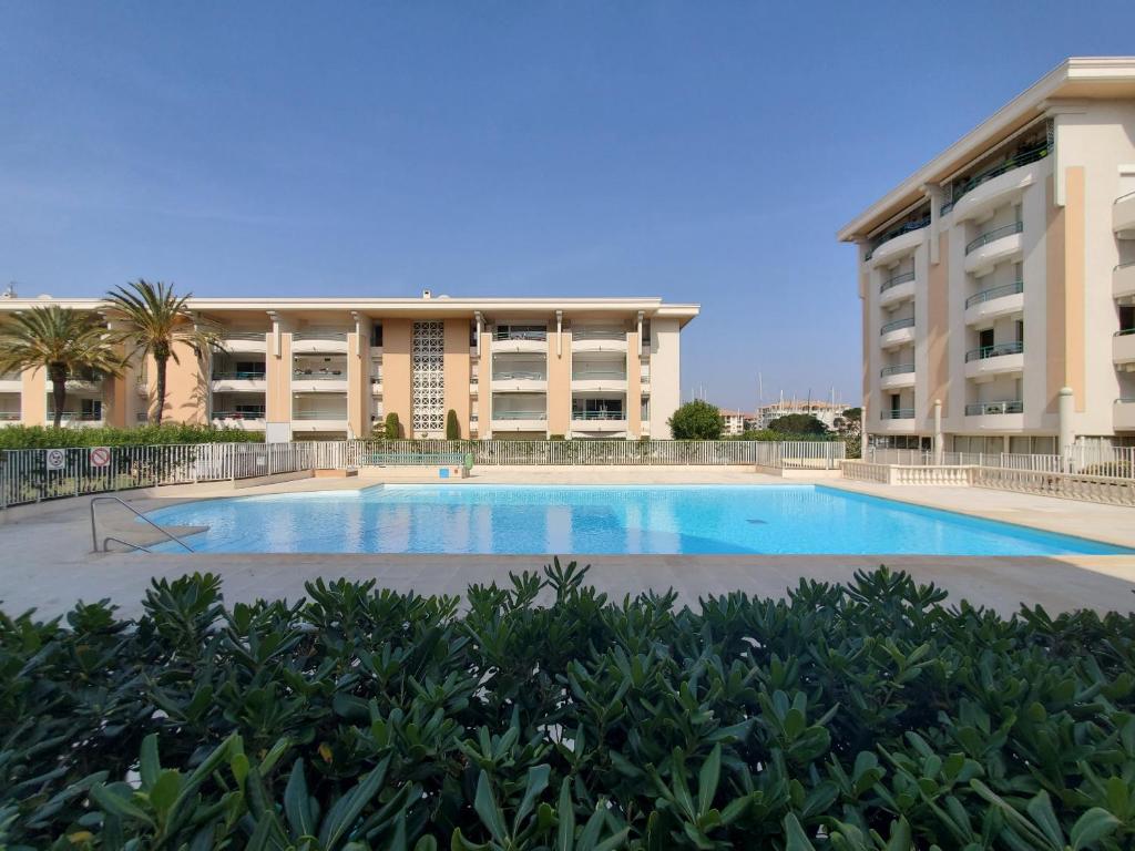 une grande piscine devant un immeuble dans l'établissement Port FREJUS OPEN 2 pieces 40m2, à Fréjus