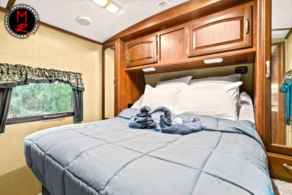 Postel nebo postele na pokoji v ubytování Epic Outdoor Adventure Await Your Group! Sleep 34
