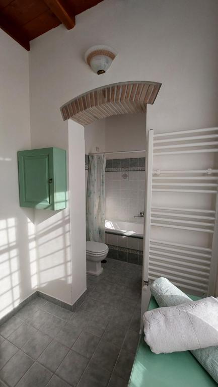 La salle de bains est pourvue de toilettes et d'une baignoire. dans l'établissement DOMUS AETRURIAE (ETRURIE), à Bracciano