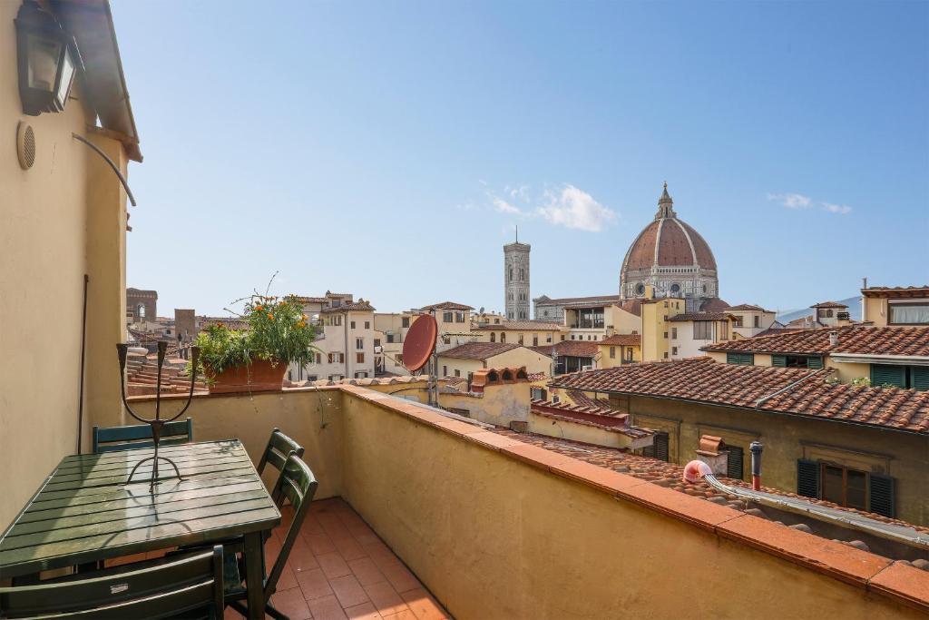 d'un balcon avec vue sur la ville. dans l'établissement Apartment with terrace facing Duomo, à Florence