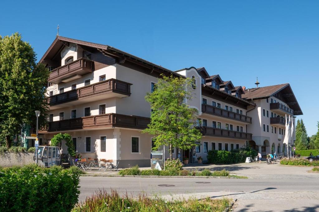 a building with balconies on the side of it at Hotel zur Post in Rohrdorf