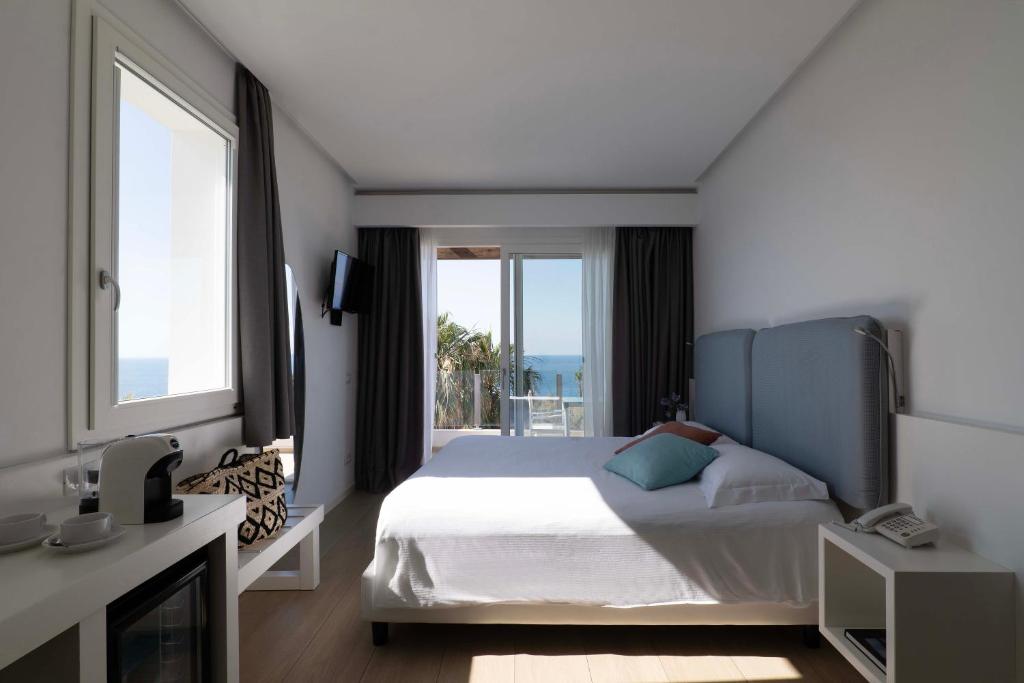 Postel nebo postele na pokoji v ubytování Infinity Resort Tropea