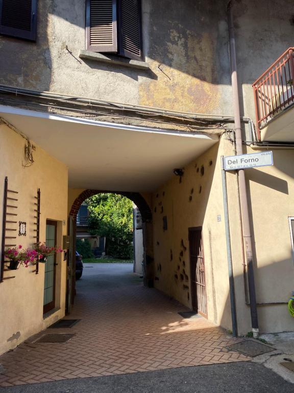 an alley in a building with an archway at vicolo forno in Mercallo