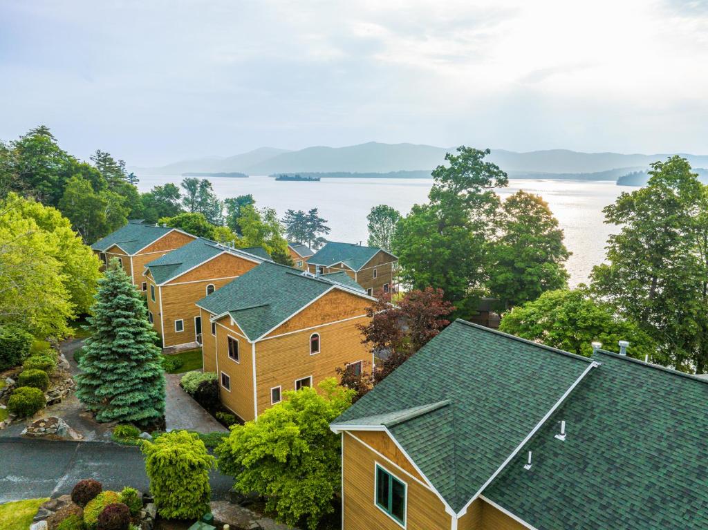 una vista aérea de una fila de casas en Sun Castle Resort, en Lake George
