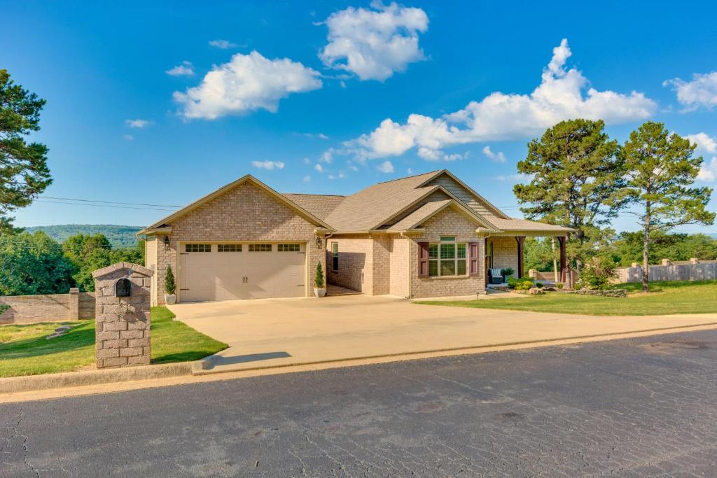 uma casa com uma entrada e uma garagem em Russellville Home Near Hiking and Lake Access! em Russellville