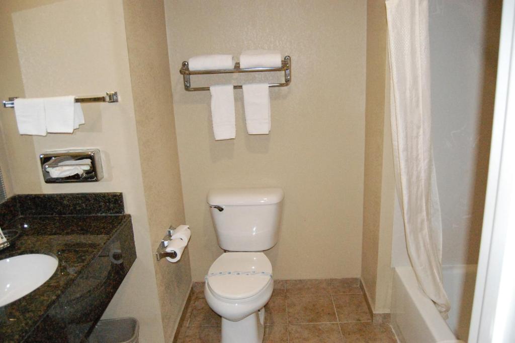 Pleasant Hill Inn - Queen Room