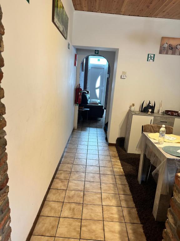 un couloir avec une salle à manger et une table dans l'établissement Bien-être-Au-calme et parking gratuit, à Seraing