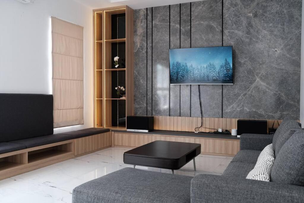 - un salon avec un canapé et une télévision dans l'établissement Villa 55 with Pool, Karaoke and Rooftop, à Bogor